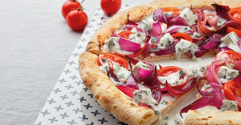 Pizza with Gorgonzola, red onions and small tomatoes