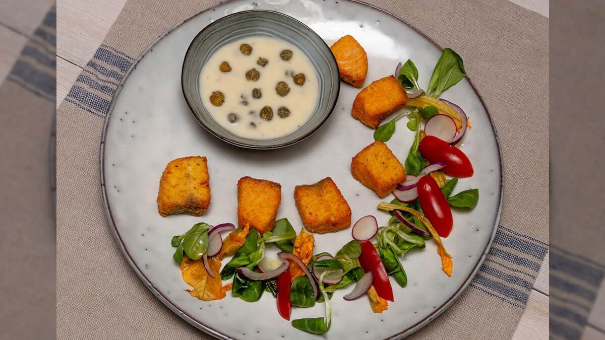Breaded salmon bites in a Gorgonzola and capers sauce - Gorgonzola DOP