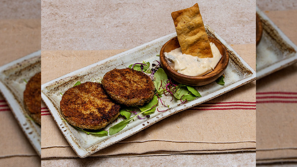 Sweet gorgonzola and lentil burger with mixed salad - Gorgonzola DOP