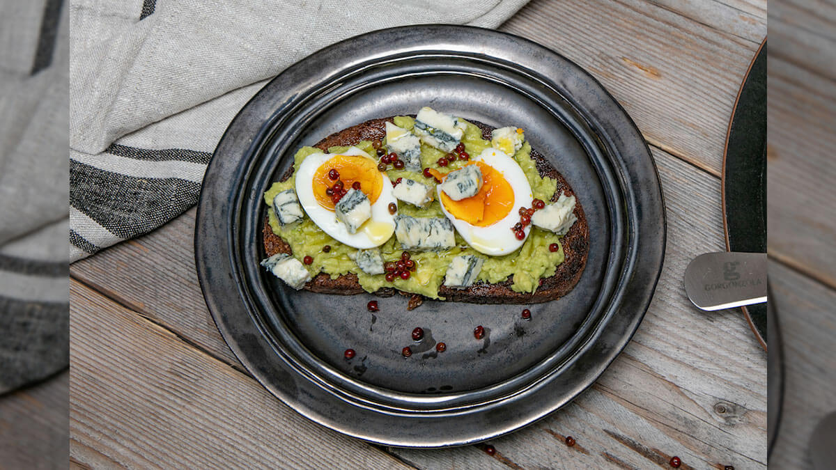 Black bread bruschettas with spicy Gorgonzola PDO, avocado, lime, pink pepper and eggs - Gorgonzola 