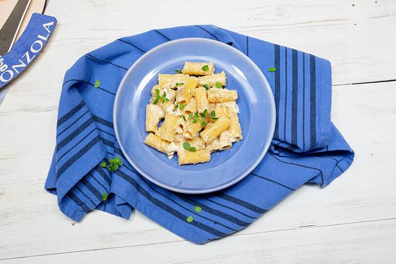 Rigatoni with walnut pesto, sweet gorgonzola and marjoram - Gorgonzola DOP