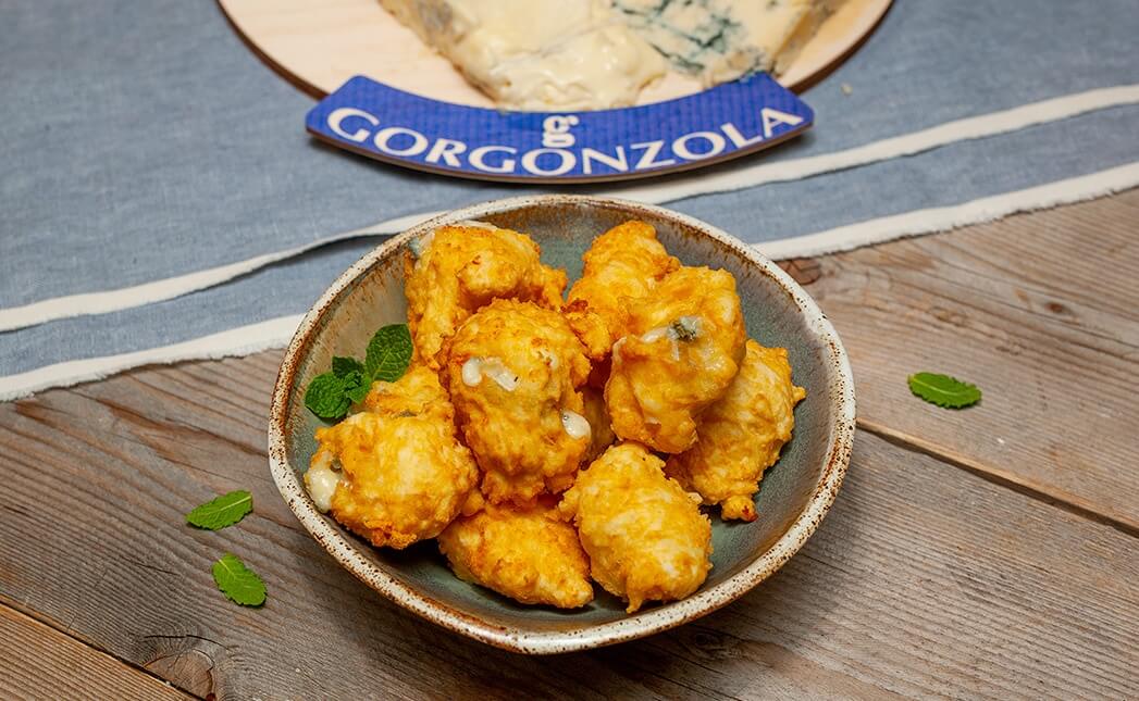 Spicy gorgonzola fritters with yogurt and mint sauce - Gorgonzola DOP