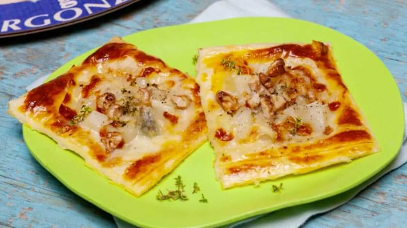 Puff pastry pies with pears, walnuts and sweet Gorgonzola - Gorgonzola DOP