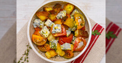 Coloured tomatoes salad with herb oil, spicy Gorgonzola and bread croutons