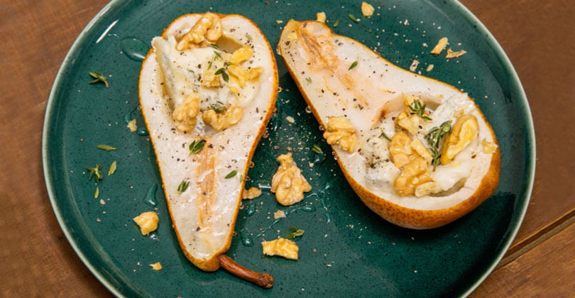 Baked pears with sweet Gorgonzola, thyme, walnuts e honey - Gorgonzola DOP