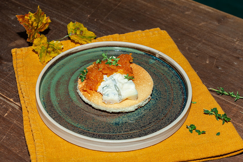 Toasted sponge cake discs with Gorgonzola PDO and pumpkin chutney - Gorgonzola DOP