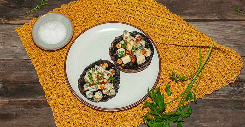 Grilled mushrooms stuffed with Spicy Gorgonzola PDO, dried fruit and herbs - Gorgonzola DOP