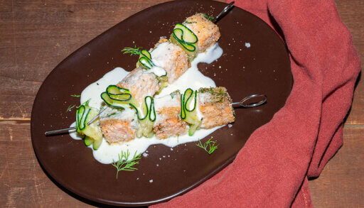 Skewers with salmon cubes, thinly sliced courgettes and Gorgonzola PDO sauce