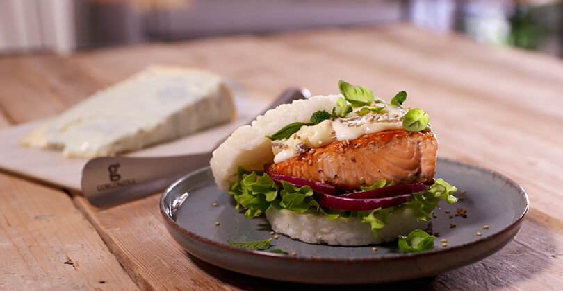 Rice burger stuffed with Gorgonzola PDO and salmon - Gorgonzola DOP