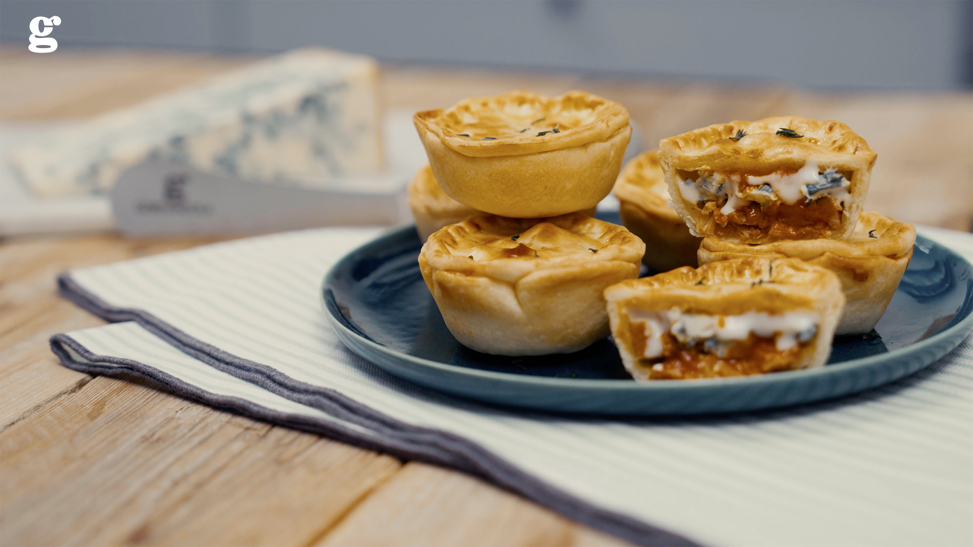 Mini meat pie with spicy Gorgonzola Pdo and stew - Gorgonzola DOP