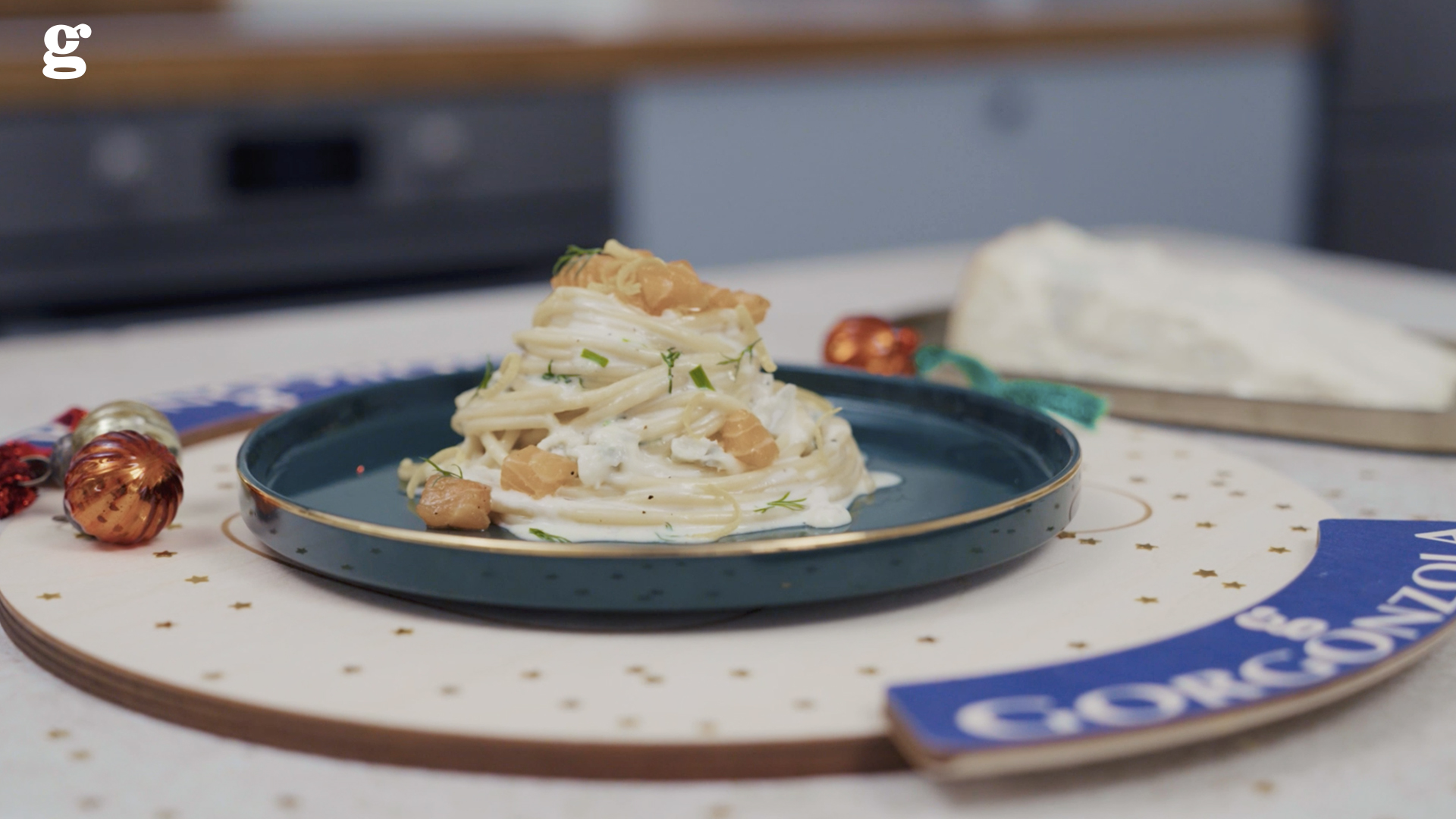 Spaghettone with Gorgonzola Pdo sauce and salmon tartare - Gorgonzola DOP