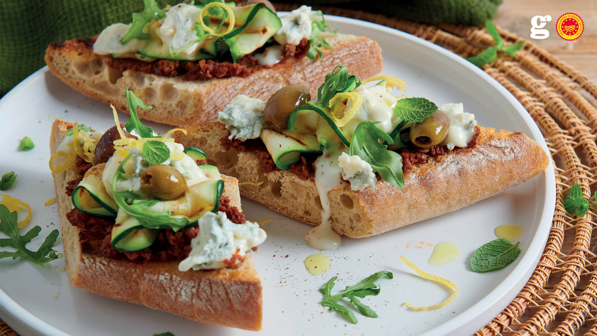 Baguette bruschetta with Gorgonzola PDO, grilled courgettes and sun-dried tomato paté - Gorgonzola D